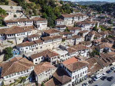 Berat, Albanija: Tradicionalne kuće u starom gradu, snimak dronom. Grad sa 1000 prozora. Zgrade, ulice i stambene kuće. Popularna turistička destinacija. Stare tradicionalne kuće.