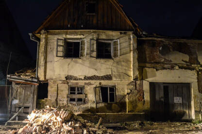 Razrušeni objekti nakon zemljotresa u Hrvatskoj. Snažan potres je pogodio Hrvatsku 2020. godine. Oštećeni objekti u Petrinji. Ruinirane zgrade i kuće oštećene potresom.
