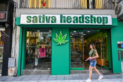 Sativa headshop. Trgovina sa medicinskim kanabisom. Simbol marihuane. Cannabis sativa prodavnica u gradu.