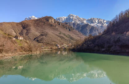 Grabovičko jezero Naselje Glogošnica, na obali grabovičkog jezera, u podnožju planine Prenj.