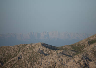Planinski masiv Veleža u drugom planu snimljen sa Visočice