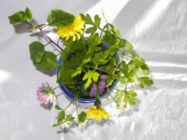 Cvijece u vazni na bijelom stolnjaku