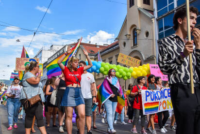 Povorka ponosa u Sarajevu, 2022. godine. Učesnici nose transparente i dugine zastave. Protest za prava LGBTIQ zajednice.