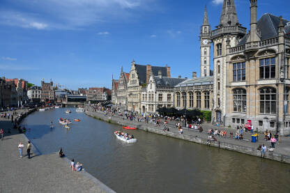 Ghent, Belgija. Turisti u čamcima istražuju grad. Ghent, Belgija. Turisti u čamcima istražuju grad. Historijske zgrade i rijeka u gradu.