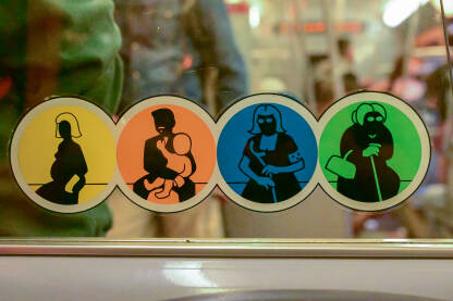 Simboli u javnom prevozu. Znak: mjesta rezervirana za trudnice, starije osobe, osobe sa invaliditetom i roditelje sa djecom.