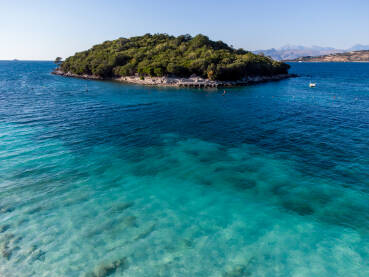 Snimak dronom na prekrasni egzotični otok i more tokom ljeta.