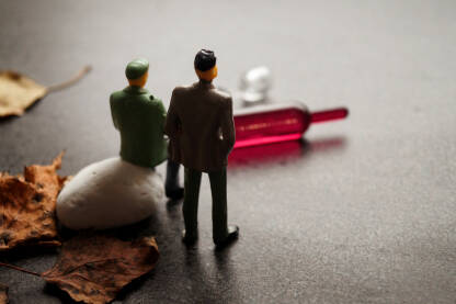 Ilustracija sa figurma ljudi koji gledaju u oborenu čašu i flašu pića.