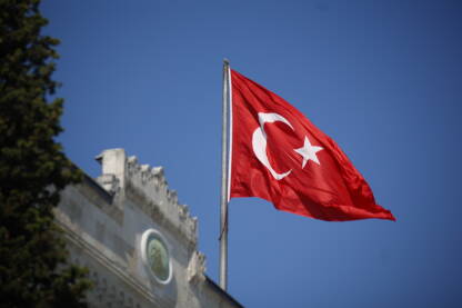 Zastava Republike Turske postavljena na jednom od turskih univerziteta u Istanbulu