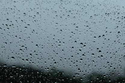 Makro fotografija kišnih kapi na prozoru