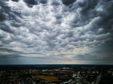Oblaci tipa mammatus iznad Šamca tokom perioda ljetnih oluja u julu 2023. godine
