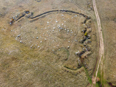 Napušteni ratni rovovi. Snimci dronom napuštenih vojnih rovova. Pogled iz zraka na bivše borbene rovove. Nekadašnje linije fronta.