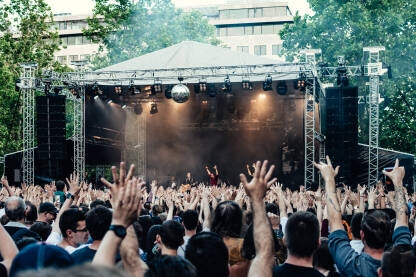 Koncert na otvorenom. Publika dignutih ruku. Aplauz podrške. Festival Belvarosi u Budimpešti.ro