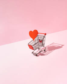 Crveno papirno srce u kolicima za kupovinu. Valentinovo.