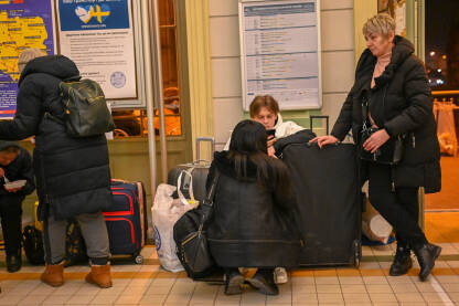 Žene i djeca iz Ukrajine čekaju prevoz na željezničkoj stanici u gradu Przemysl u Poljskoj. Građani napuštaju Ukrajinu zbog rata i odlaze u zemlje Evropske unije.