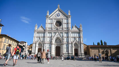Firenca, Italija: Bazilika Santa Croce. Firenca, Italija: Bazilika Santa Croce u Firenci. Ljudi hodaju trgom. Turisti istražuju grad.