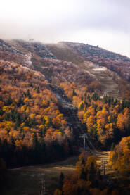 Planina Bjelašnice krajem oktobra, žičara, lift i staza. Suncem obasjan donji dio sa prelijepim bojama i smrznuti  gornji dio staze.