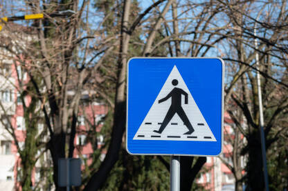 Saobraćani znak za označeni pješački prelaz