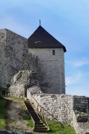 Stari grad Tešanj je izgrađen na vrhu stjenovitog brijega, uz rijeku Tešanjku. Utvrđenje se sastoji od dvije kule i stanovnici ovog gradića u srednjoj Bosni zovu ga Gradina