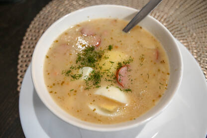 Tradicionalna poljska supa servirana na stolu u restoranu. Ukusna supa u restoranu u Poljskoj.
