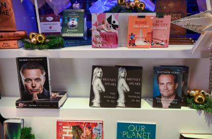 Polica u knjižari sa knjigama. Djela Elona Muska od Waltera Isaacsona uz memoare Britney Spears "Žena u meni" i autobiografije Matthewa Perry