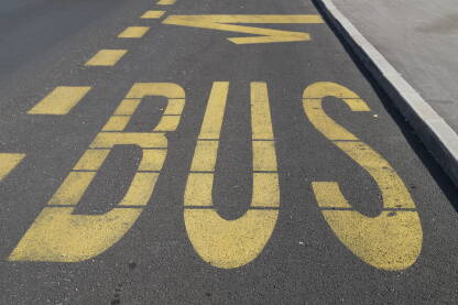 Znak za autobuski stajalište na asfaltu.