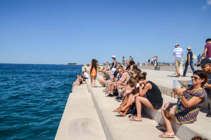 Grupa turista na odmoru. Ljudi uz more. Zadar, Hrvatska.