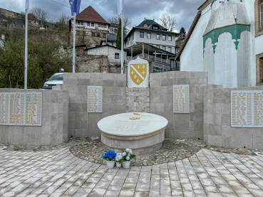 Spomenik u centru Jajca, Bosna i Hercegovina, posvećen Armiji BiH.