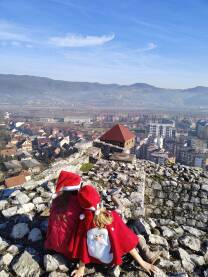Praznični duh u Doboju. Pogled sa Gradine na grad, djeca obučena kao Djed Mraz.