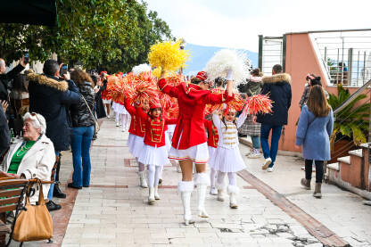 Herceg Novi, Crna Gora, Dani mimoze. Mažoretkinje nastupaju na ulici.