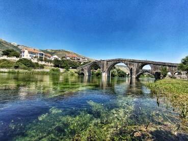 Simbol prkosa, ponosa i grada Trebinja. Arslanagića most izgrađen je davne 1574 sa namjenom povezivanja Bosne sa Jadranom. Danas nezaobilazna stanica turista.