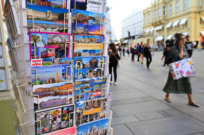 Beč, Austrija: Razglednice iz Beča na prodaju na ulici. Beč je popularna turistička destinacija u Austriji. Simboli grada na razglednicama.