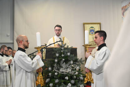 Zagreb, Hrvatska: Katolički svećenici se mole u katedrali. Božićna misa polnoćka u crkvi. Svećenici tokom liturgije.