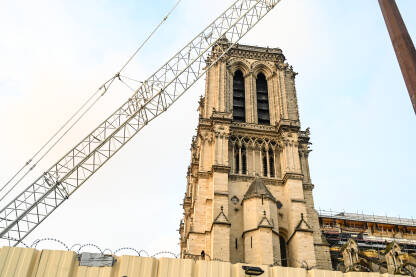 Pariz, Francuska: Katedrala Notre Dame u rekonstrukciji nakon požara. Srednjovjekovna katolička katedrala posvećena Djevici Mariji. Dizalice i skele na gradilištu.