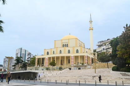 Durres, Albanija. Džamija i trg u centru grada.