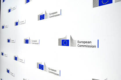 Logo Evropske komisije na bijeloj pozadini. Evropska komisija je glavno izvršno tijelo EU. Često se naziva Vlada EU.