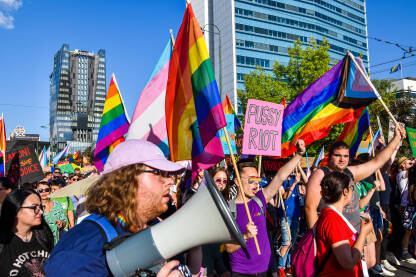 Povorka ponosa 2022, Sarajevo, Bosna i Hercegovina. Učesnici šetaju i traže jednaka prava za članove LGBTIQ zajednice.