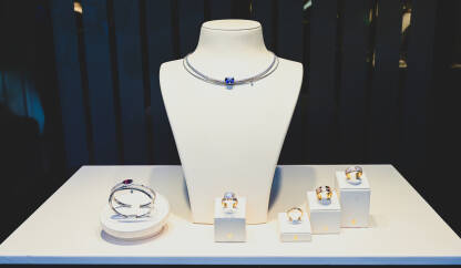 Luksuzni nakit na izlogu u draguljarnici. Zlatno i srebreno prstenje, narukvice i ogrlice.