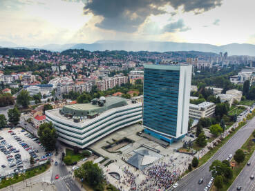 Zgrada Parlamentarne skupštine u Sarajevu, BiH. Vijeće ministara Bosne i Hercegovine, snimak dronom iz zraka.