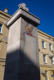 Spomenik poginulim pripadnicima Centra javne bezbjednosti Trebinje u ratovima 90-ih.
Nalazi se u krugu zgrade Policijske uprave Trebinje.