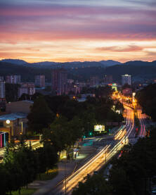 Pogled na grad Tuzlu iz zraka, u večer