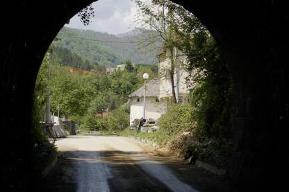 Tunel i Bunker, Jablanica Pogled iz tunela na bunker, iz Drugog svjetskog rata,na lijevoj obali Neretve. Bunker je sastavni dio Kompleksa Bitka za ranjenike na Neretvi