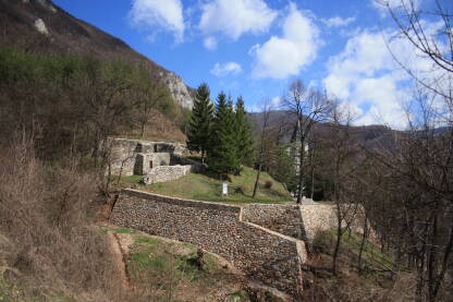 zidine i temelji nekadašnjeg dvora i crkve u Kraljevoj sutjesci