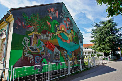 Mural na zgradi Mural na zidu škole izrađen u skolpu Street Art festivala Mostar 2020 za vrijeme korone. Autor murala je Saša Peševski
