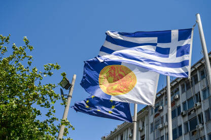 Zastave Grčke, Soluna i Evropske unije. Državna zastava Grčke, grada Thessaloniki i EU na jarbolu.