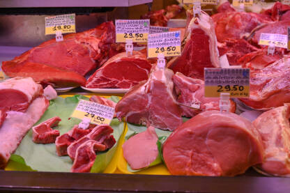 Svježe meso izloženo u trgovini. Sirovo meso za prodaju u hladnjaku u supermarketu. Goveđe meso u mesnici.