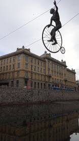 skulptura bicikliste na obali sarajevo