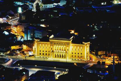 Sarajevska vijećnica noću.