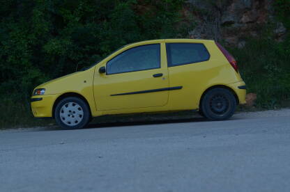 Parkirani žuti automobil