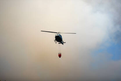 Helikopteri OS BiH u akciji gašenja šumskog požara.