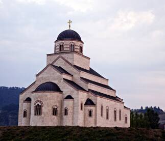 Crkva Svetog Cara Lazara u Andrićgradu, fotografija snimljena sa broda rijeke Drine. Sam hram je izgrađen u kompleksu Andrićgrada u Višegradu.